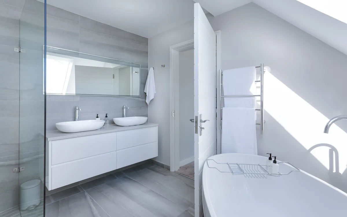 Modernes Badezimmer von Robert Ademi Sanitär